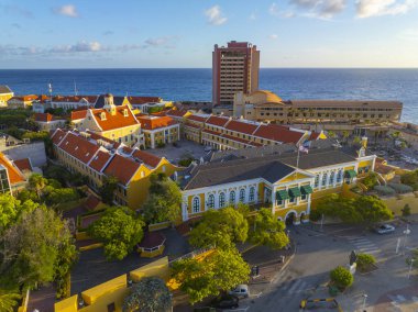 Willemstad tarihi şehir merkezi hava manzarası, Fort Amsterdam, Punda, Willemstad, Curacao. Tarihi Willemstad UNESCO 'nun Dünya Mirası Bölgesi. 