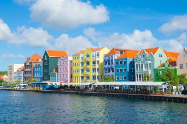 Punda, Willemstad, Curacao 'daki Handelskade Caddesi' nde Hollanda tarzı ticari evleri olan tarihi liman evleri. Tarihi Willemstad UNESCO 'nun Dünya Mirası Bölgesi. 