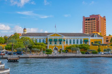 Fort Amsterdam, Punda 'daki Sint Anna Körfezi, Willemstad tarihi şehir merkezi, Curacao. Tarihi Willemstad UNESCO 'nun Dünya Mirası Alanıdır. Bu bina Curacao hükümetinin merkezi.. 