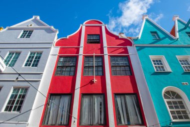 Punda, Willemstad, Curacao 'daki Breede Caddesi' nde Heerenstraat 'taki tarihi Hollanda tarzı evler. Tarihi Willemstad UNESCO 'nun Dünya Mirası Bölgesi. 