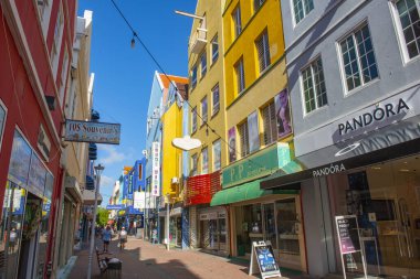 Punda, Willemstad, Curacao 'daki Breede Caddesi' nde Heerenstraat 'taki tarihi Hollanda tarzı evler. Tarihi Willemstad UNESCO 'nun Dünya Mirası Bölgesi. 
