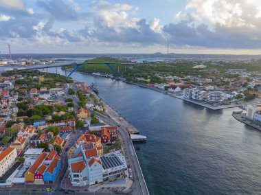 Koning Julianabrug Köprüsü 'nün solunda Otrobanda ve sağında Punda' yı birleştiren hava görüntüsü, Willemstad, Curacao 'da. Tarihi Willemstad UNESCO 'nun Dünya Mirası Bölgesi. 