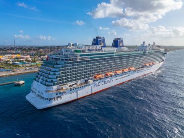 P & O Cruises 'un MV Britannia hava görüntüsü Otrobanda' daki Curacao Cruise Terminaline kenetlendi.. 
