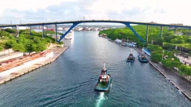 Willemstad tarihi şehir merkezi Curacao 'da Koningin Julianabrug köprüsü ile Sint Anna Körfezi' nde yelken açtı. Tarihi Willemstad UNESCO 'nun Dünya Mirası Bölgesi. 