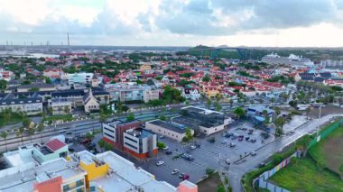 Willemstad, Curacao 'da Koningin Julianabrug köprüsünün arka planında Otrobanda üzerinde uçuyor. Tarihi Willemstad UNESCO 'nun Dünya Mirası Bölgesi. 