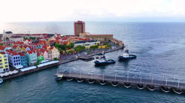 Kraliçe Emma Köprüsü (Koningin Emmabrug) ile Sint Anna Körfezi 'nde açılan römorkör Willemstad tarihi şehir merkezi Curacao' da açılır. Tarihi Willemstad UNESCO 'nun Dünya Mirası Bölgesi. 