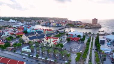Koningin Emmabrug üzerinde yüzen köprü Otrobanda 'dan Punda' ya gidiyor. Willemstad, Curacao 'daki St. Anna Körfezi üzerinde. Tarihi Willemstad UNESCO 'nun Dünya Mirası Bölgesi. 