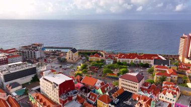 Willemstad tarihi şehir merkezi hava manzarası Punda, Willemstad, Curacao 'daki Handelskade Caddesi de dahil. Tarihi Willemstad UNESCO 'nun Dünya Mirası Bölgesi. 