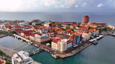 Willemstad tarihi şehir merkezi hava manzarası Punda, Willemstad, Curacao 'daki Handelskade Caddesi de dahil. Tarihi Willemstad UNESCO 'nun Dünya Mirası Bölgesi. 