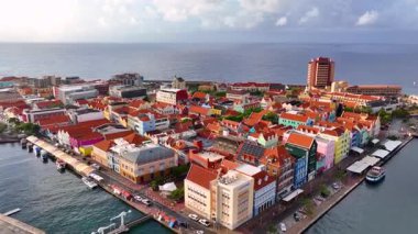 Willemstad tarihi şehir merkezi hava manzarası Punda, Willemstad, Curacao 'daki Handelskade Caddesi de dahil. Tarihi Willemstad UNESCO 'nun Dünya Mirası Bölgesi. 
