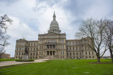 Michigan Eyalet Meclisi, Michigan Eyaleti 'nin 100 N Capitol Bulvarı, Lansing, Michigan MI, ABD' deki yasama hükümetidir.. 