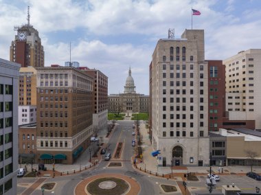 Michigan State Capitol hava görüntüsü Michigan Bulvarı sonunda Boji Tower, Lansing, Michigan MI, ABD. 