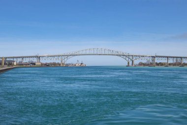 Blue Water Bridge, Port Huron, Michigan, ABD ve Point Edward, Ontario, Kanada 'yı birbirine bağlayan uluslararası köprüdür.. 