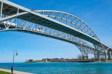 Blue Water Bridge, Port Huron, Michigan, ABD ve Point Edward, Ontario, Kanada 'yı birbirine bağlayan uluslararası köprüdür.. 