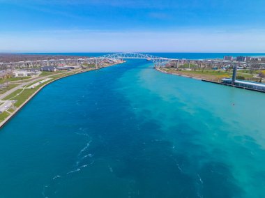 Blue Water Bridge, ABD 'nin Michigan eyaletinin Port Huron kenti ile Kanada' nın Ontario kentini birbirine bağlayan uluslararası köprü.). 