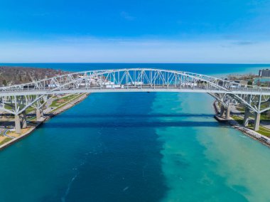 Blue Water Bridge, ABD 'nin Michigan eyaletinin Port Huron kenti ile Kanada' nın Ontario kentini birbirine bağlayan uluslararası köprü.). 