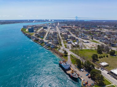 Pine Grove Park, Port Huron, Michigan MI, ABD yakınlarındaki St. Clair Nehri üzerindeki tarihi rıhtım manzaralı ev.. 