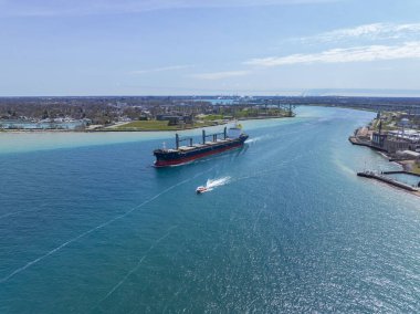 Toplu uçak gemisi St. Clair Nehri 'nden Huron Gölü hava manzarasına doğru yelken açtı. Bu nehir Port Huron, Michigan, ABD (sağda) ve Point Edward, Ontario, Kanada 'yı bölmüştür (solda).). 