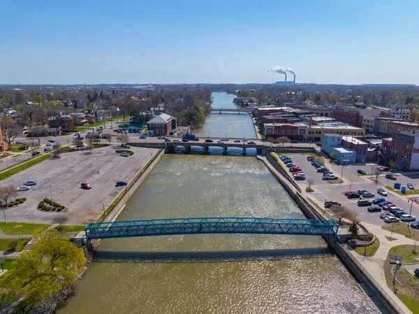 Martin Luther King Footbridge hava görüntüsü River Raisin üzerinde tarihi Monroe şehir merkezinde, Michigan MI, ABD. 