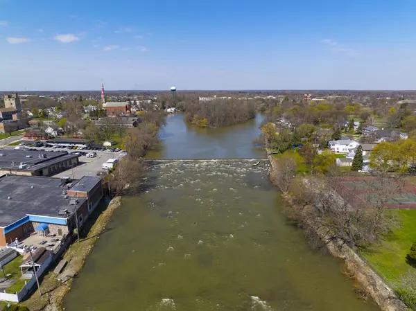 River Raisin hava görüntüsü tarihi Monroe şehir merkezinde, Michigan MI, ABD. 