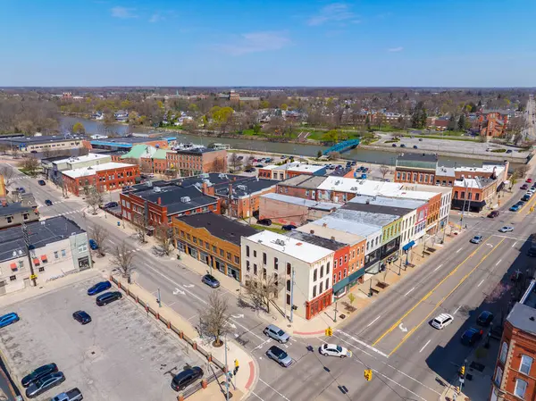 Monroe Caddesi 'ndeki tarihi ticari binaların hava manzarası tarihi Monroe, Michigan MI, ABD. 