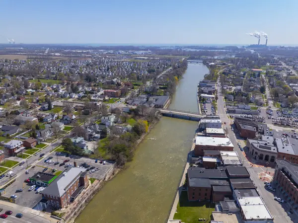 River Raisin hava görüntüsü tarihi Monroe şehir merkezinde, Michigan MI, ABD. 