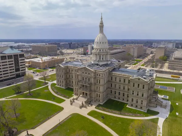 Michigan Eyalet Meclisi, Michigan Eyaleti 'nin 100 N Capitol Bulvarı, Lansing, Michigan MI, ABD' deki yasama hükümetidir.. 