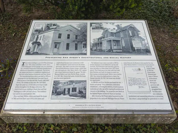 Tarihi Ann Arbor, Michigan MI, ABD 'de şehir merkezindeki tarihi kent simgesinin tanıtımı. 