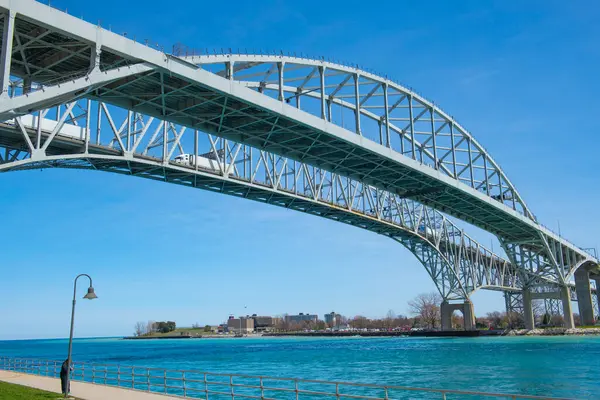 Blue Water Bridge, Port Huron, Michigan, ABD ve Point Edward, Ontario, Kanada 'yı birbirine bağlayan uluslararası köprüdür.. 