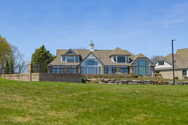 Pine Grove Parkı yakınlarındaki St. Clair Nehri 'ndeki tarihi rıhtım evi, Port Huron, Michigan MI, ABD. 