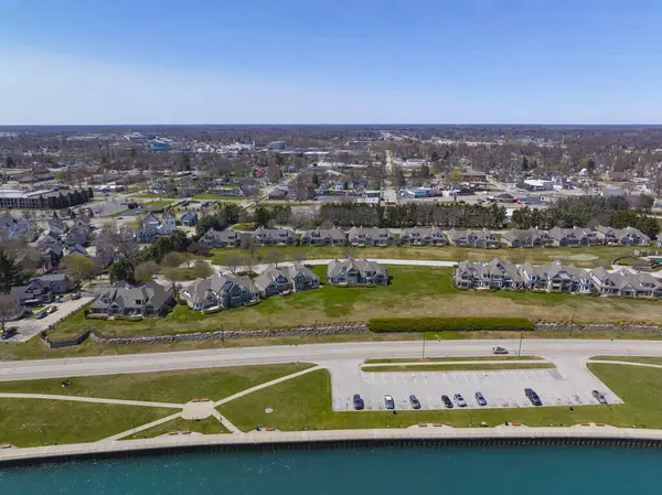 Pine Grove Park, Port Huron, Michigan MI, ABD yakınlarındaki St. Clair Nehri üzerindeki tarihi rıhtım manzaralı ev.. 
