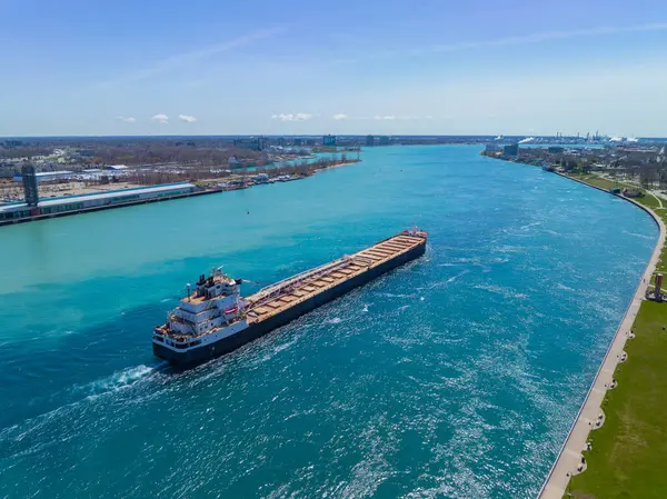 Toplu taşıyıcı St. Clair Nehri hava sahasında yelken açtı. Bu nehir Port Huron, Michigan, ABD (sağda) ve Point Edward, Ontario, Kanada 'yı bölmüştür (solda).). 