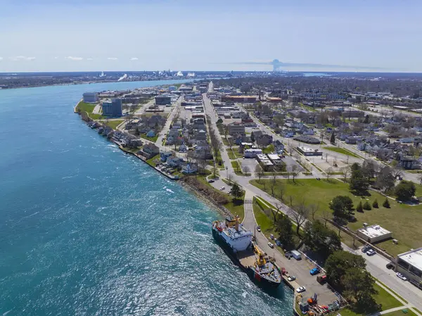 Pine Grove Park, Port Huron, Michigan MI, ABD yakınlarındaki St. Clair Nehri üzerindeki tarihi rıhtım manzaralı ev.. 