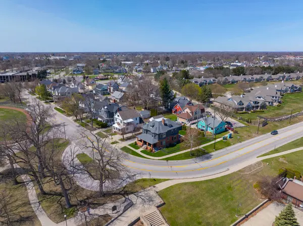 Pine Grove Park, Port Huron, Michigan MI, ABD yakınlarındaki St. Clair Nehri üzerindeki tarihi rıhtım manzaralı ev.. 