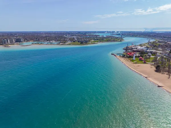Fort Gratiot Lighthouse ve Blue Water Bridge ile birlikte Fort Huron Gölü 'nden St. Clair Nehri' ne giriş görüntüsü, Port Huron, Michigan MI, ABD. 