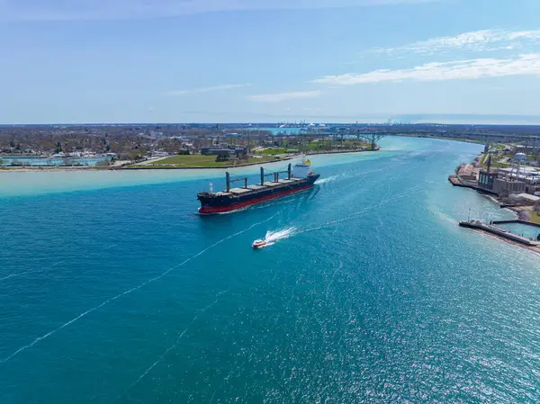 Toplu uçak gemisi St. Clair Nehri 'nden Huron Gölü hava manzarasına doğru yelken açtı. Bu nehir Port Huron, Michigan, ABD (sağda) ve Point Edward, Ontario, Kanada 'yı bölmüştür (solda).). 