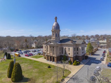 Middleboro, Massachusetts MA, ABD 'nin tarihi şehir merkezinde 10 Nickerson Bulvarı' ndaki belediye binasının hava görüntüsü.. 