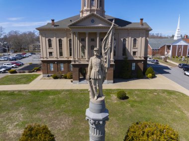 Middleboro, Massachusetts MA 'nın tarihi şehir merkezinde bulunan 10 Nickerson Bulvarı' ndaki belediye binasının önündeki Gazi Anıtı hava manzarası. 
