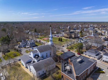 Middleborough tarihi şehir merkezi havacılık manzarası First Unitarian Universalist Church ve Town Hall, Middleboro, Massachusetts MA, ABD. 
