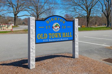 Dighton, Massachusetts MA 'nın tarihi şehir merkezinde 1111 Somerset Bulvarı' ndaki eski belediye binası tabelası.. 