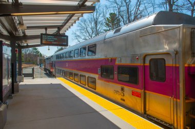 MBTA banliyö treni Fall River New Bedford Line treni MBTA Doğu Taunton istasyonu, Taunton, Massachusetts MA, ABD.