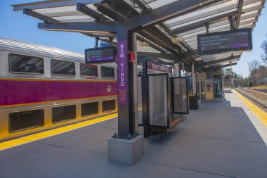 MBTA banliyö treni Fall River New Bedford Line treni MBTA Doğu Taunton istasyonu, Taunton, Massachusetts MA, ABD.