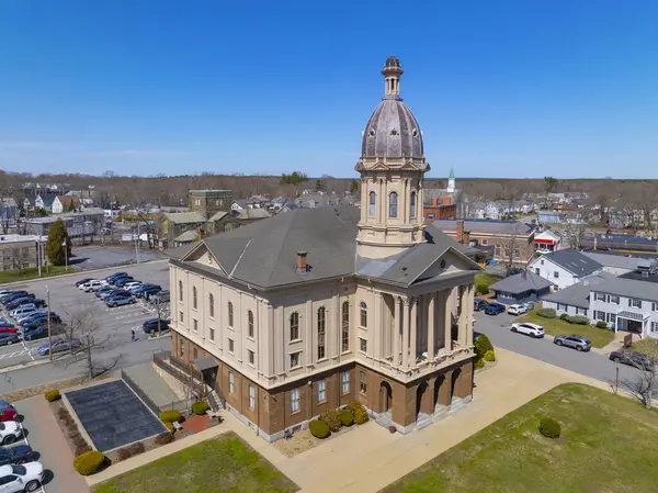 Middleboro, Massachusetts MA, ABD 'nin tarihi şehir merkezinde 10 Nickerson Bulvarı' ndaki belediye binasının hava görüntüsü.. 