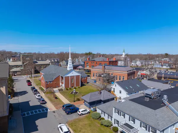 Middleborough House Kilisesi ile Middleboro, Massachusetts MA, ABD 'nin tarihi şehir merkezinde 3 Nickerson Bulvarı' nda buluşacağız.. 