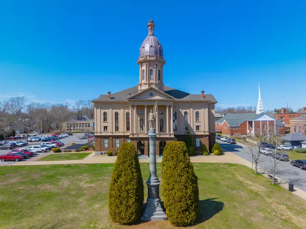 Middleboro, Massachusetts MA 'nın tarihi şehir merkezinde bulunan 10 Nickerson Bulvarı' ndaki belediye binasının önündeki Gazi Anıtı hava manzarası. 