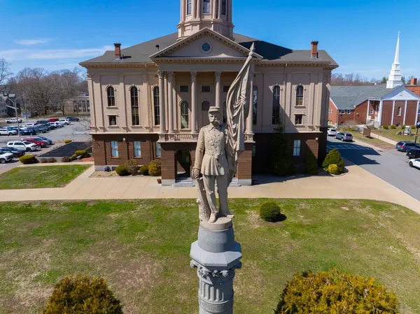 Middleboro, Massachusetts MA 'nın tarihi şehir merkezinde bulunan 10 Nickerson Bulvarı' ndaki belediye binasının önündeki Gazi Anıtı hava manzarası. 