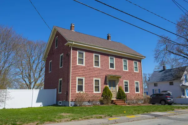 Dighton, Massachusetts MA 'nın tarihi şehir merkezindeki 430 Main Caddesi' ndeki tarihi konut.. 