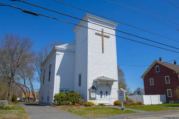 Dighton, Massachusetts MA, ABD 'nin tarihi şehir merkezinde 438 Main Caddesi' ndeki ilk Baptist Kilisesi.. 