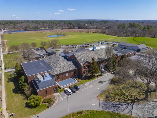 Dighton tarihi şehir merkezi hava manzarası baharda Somerset Bulvarı 'ndaki belediye binası, Dighton, Massachusetts MA, ABD. 