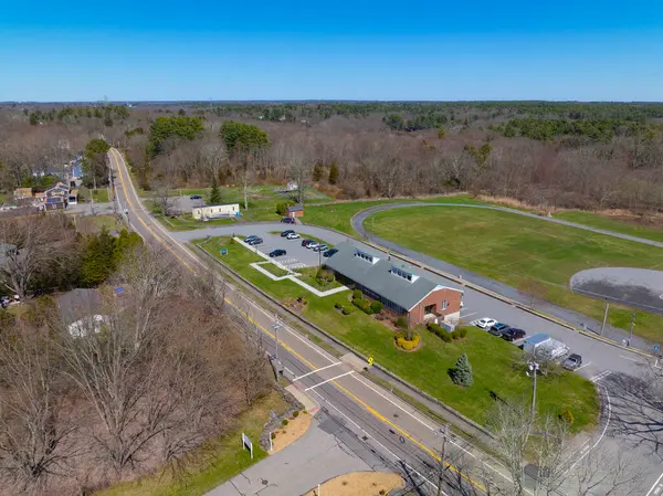 Dighton tarihi şehir merkezi hava manzarası baharda Somerset Bulvarı 'ndaki belediye binası, Dighton, Massachusetts MA, ABD. 